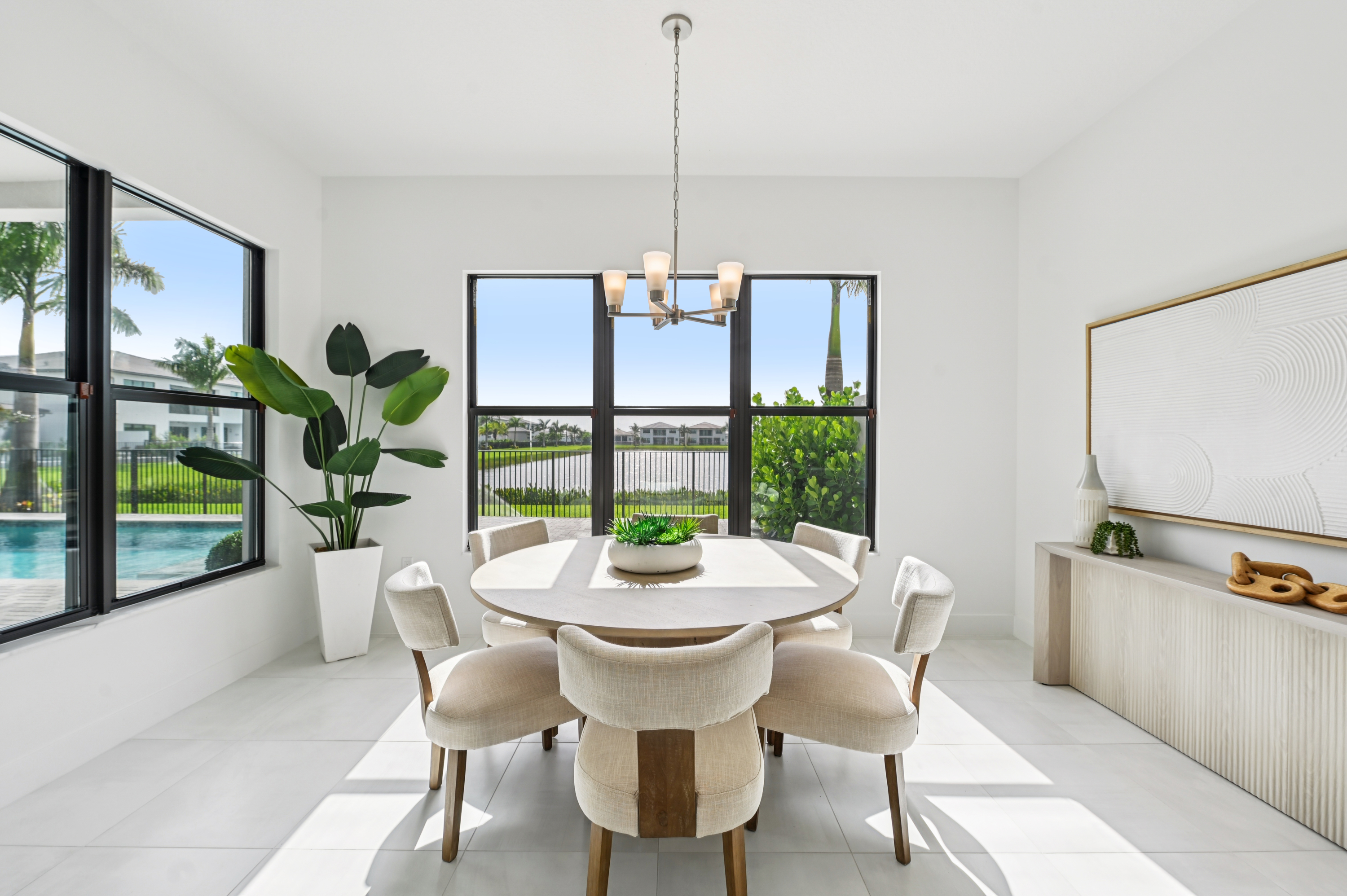 Casa de Campo Ln sunlit dining room